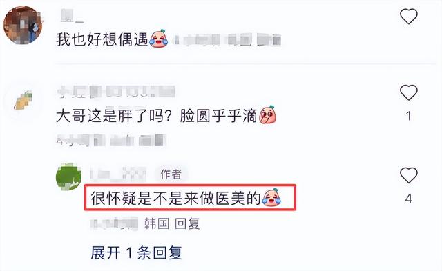 53岁孙红雷带妻女韩国度假,获美女粉丝挽手合照,笑得满面春风