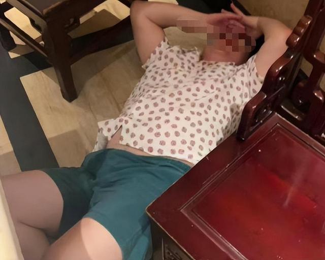 太炸裂了!男子留学美国供养女友,女友出轨夜店露奶给三个黑哥看