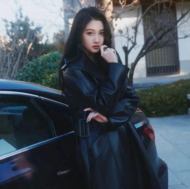 关晓彤当车模,穿西装裙配包臀裙腿比车还长,妥妥的人间尤物!