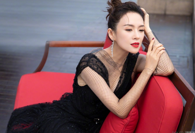 章子怡穿上红色深V抹胸爆乳裙,惊艳国际,散发大方魅力!