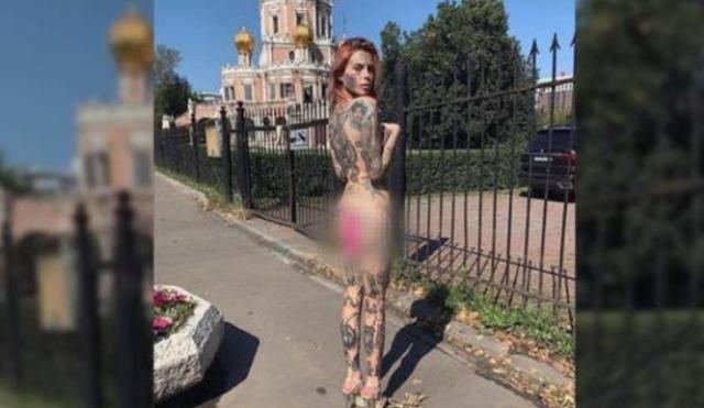 俄女子教堂外拍性感大片,穿比基尼搔首弄姿,半裸身体秀美腿细腰