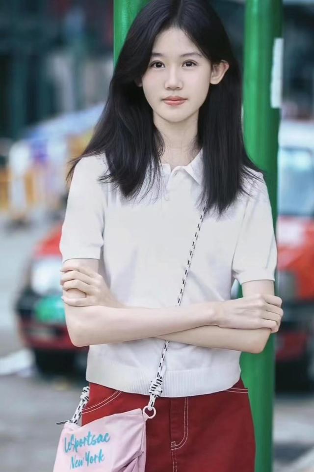 陆毅女儿贝尔近照惊艳,腿又长又细,身高直逼180cm