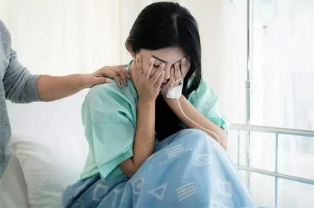 女子胸部被60岁男医生吸吮后续:行政拘留,吊销执照、停发养老金