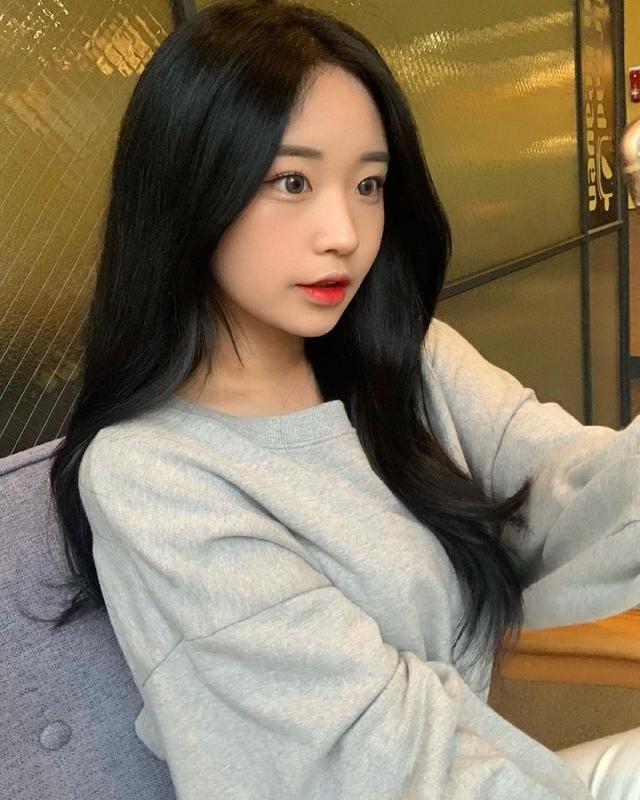 高校制服正妹年纪轻轻发育好好,自拍时的曲线太撩人