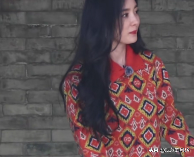 当她翘起二郎腿那一刻,网友狂按暂停键!杨幂“女神”坐姿火了