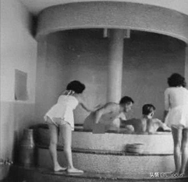 “不堪入目”老照片:日本男女赤裸共浴,喂奶忘记系扣子的妇女