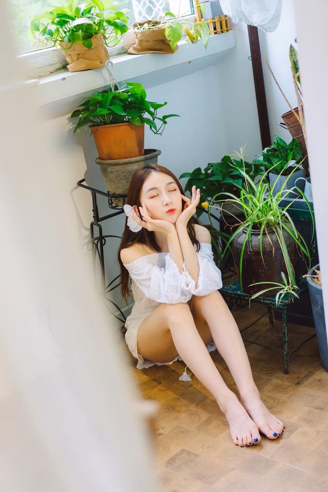 女神妹妹光着脚丫拍写真,网友:我恋爱了