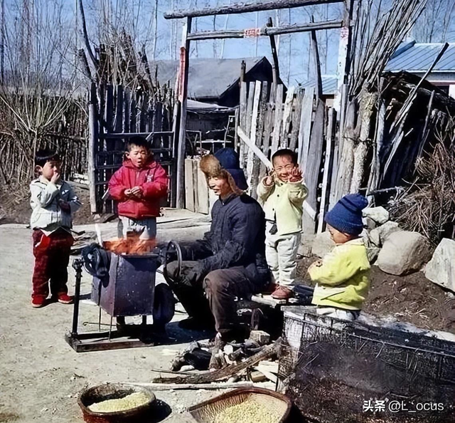 “不堪入目”老照片:日本男女赤裸共浴,喂奶忘记系扣子的妇女