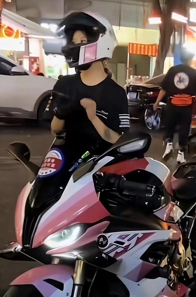 19岁机车女网红去世,目击者曝光细节,现场惨烈,喜欢穿丝袜飙车