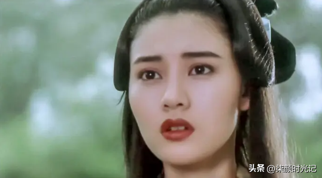 李嘉欣海边热裤露臀照,53岁秀性感好身材,网友:这身材,绝了!