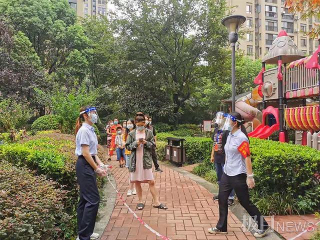 党员行动下沉社区丨深夜受命协助核酸检测,他们的银行制服成小区靓丽风景