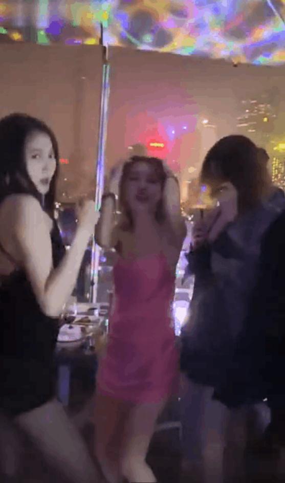 关晓彤生日蹦迪,穿性感超短裙大秀身材,满屏都是大长腿啊