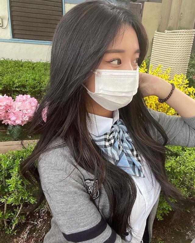 高校制服正妹年纪轻轻发育好好,自拍时的曲线太撩人