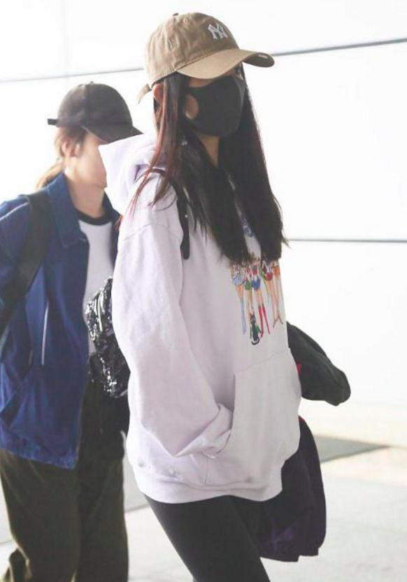 杨幂穿紧身裤秀超长超直美腿,穿美少女战士卫衣少女心爆棚