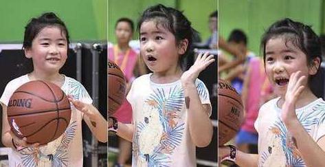 张梓琳带4岁女儿逛街,胖妹身高太吓人,直逼妈妈腰部长腿惹人羡