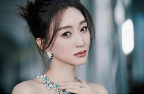 李小冉的胸,闫妮的腿,殷桃的腰,这6位中年女星性感起来迷死人