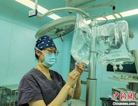 因跪地照意外走红“95后”护士:只是做了应该做的事