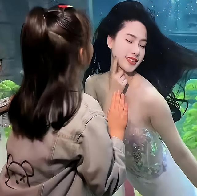 乌克兰185长腿美女上海公演,水下大秀曼妙舞姿,网友:身材不行