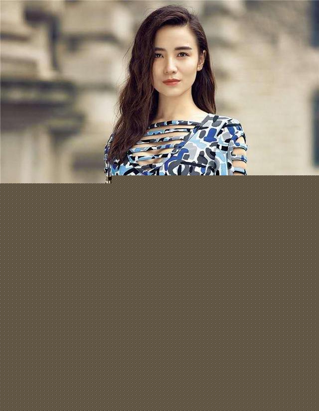 被40岁宋佳惊艳到!透明衬衫穿出女神风采,五官精致完全不会老