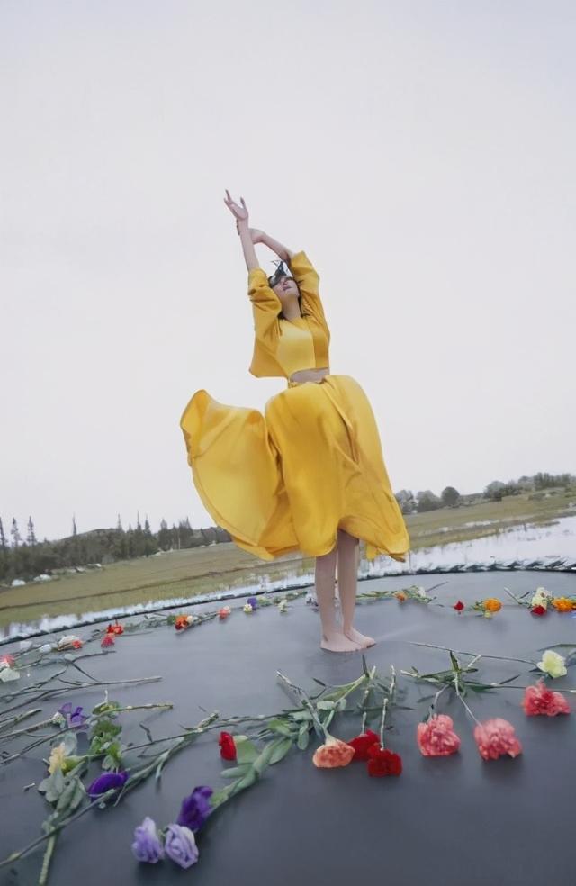 美女拿个狗尾巴草都好看,张馨予穿露脐装大秀长腿,氛围感太强