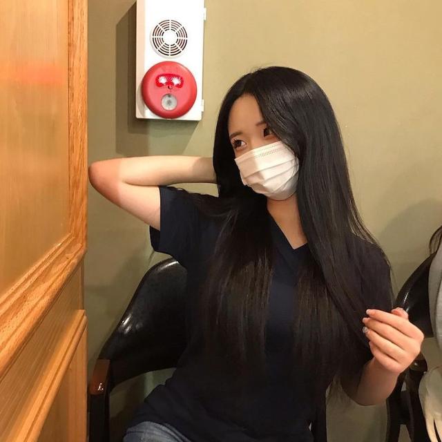 高校制服正妹年纪轻轻发育好好,自拍时的曲线太撩人
