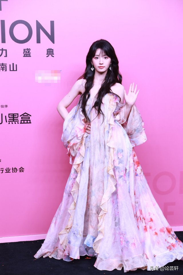 深圳这一夜,赵露思、林允的胸,露背的娜扎,都败给了朱珠的深V