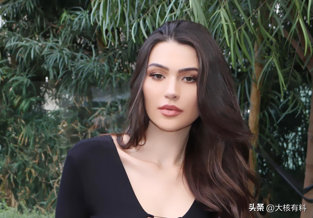 穷而性感!塞尔维亚国宝级美女:沙漏身材蜜桃臀,身上衣服是亮点