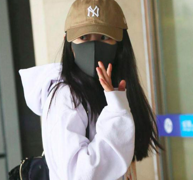 杨幂穿紧身裤秀超长超直美腿,穿美少女战士卫衣少女心爆棚