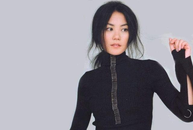抽烟成瘾的六位女明星,个个都是老烟民,刘亦菲14岁就会抽烟了