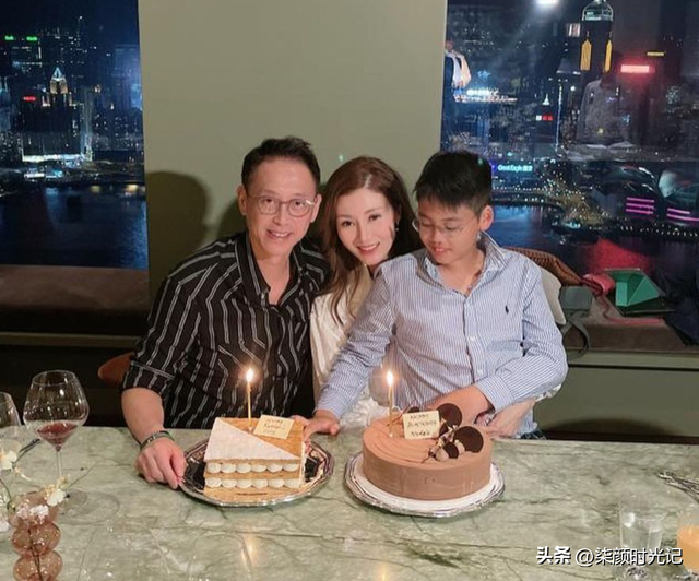 李嘉欣海边热裤露臀照,53岁秀性感好身材,网友:这身材,绝了!