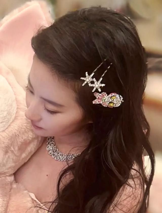 刘亦菲没想到吧,穿黑丝的“诱惑”都没戴19块钱的奥特曼发夹大