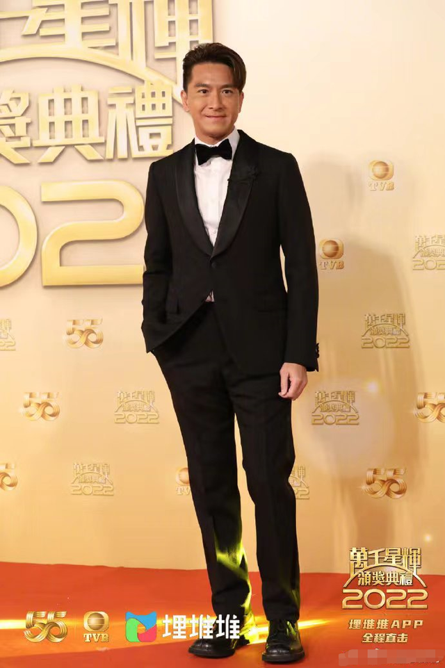 TVB红毯众多美女云集,不畏寒冷穿黑丝短裙露长腿,身材凹凸有致