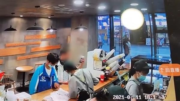成都女子称被陌生男子泼奶茶并疑遭录像,警方已带走该男调查