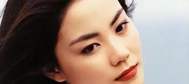 抽烟成瘾的六位女明星,个个都是老烟民,刘亦菲14岁就会抽烟了