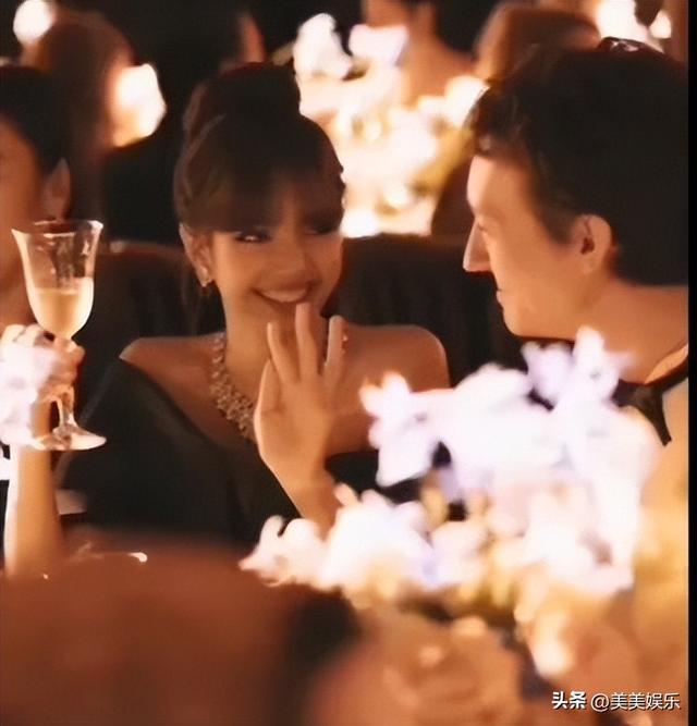 为男友去“夜总会”跳脱衣舞,lisa疯了吧?