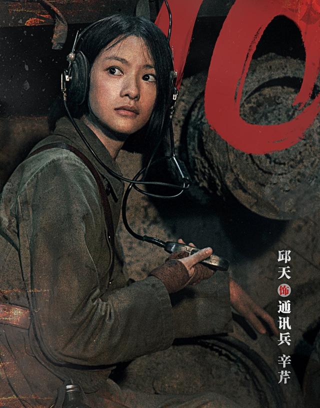 21岁女演员穿黑色透视装秀好身材,刚出道就穿性感装被批博眼球