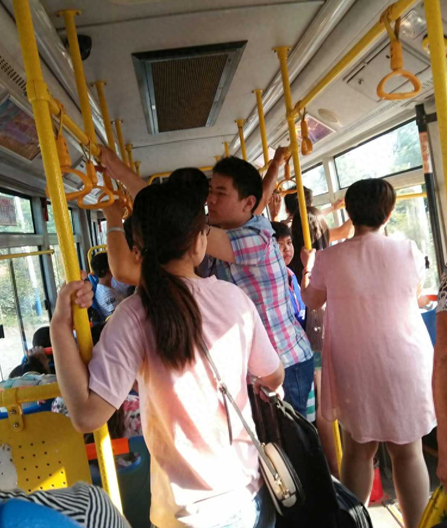 丰满美女公交上“漏尿”,被帅哥嘲讽没教养,大妈:有妈生没妈教