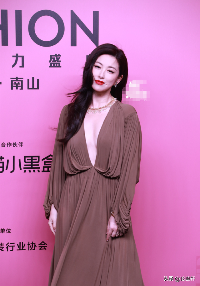 深圳这一夜,赵露思、林允的胸,露背的娜扎,都败给了朱珠的深V