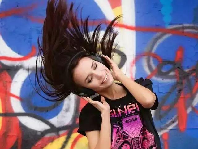 乌克兰美女的斜杠人生:铁路工程师变网红,力推中国品牌