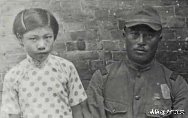 罕见耻辱老照片:被拍卖的大胸女人,全裸女人被男人拿枪指着