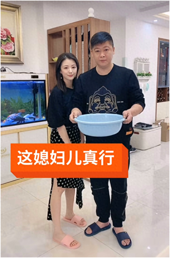 “谢永强”娇妻露面,穿短裙秀长腿跪地洗脚,永强皇上坐姿太享受