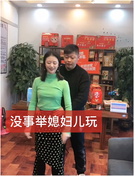“谢永强”娇妻露面,穿短裙秀长腿跪地洗脚,永强皇上坐姿太享受