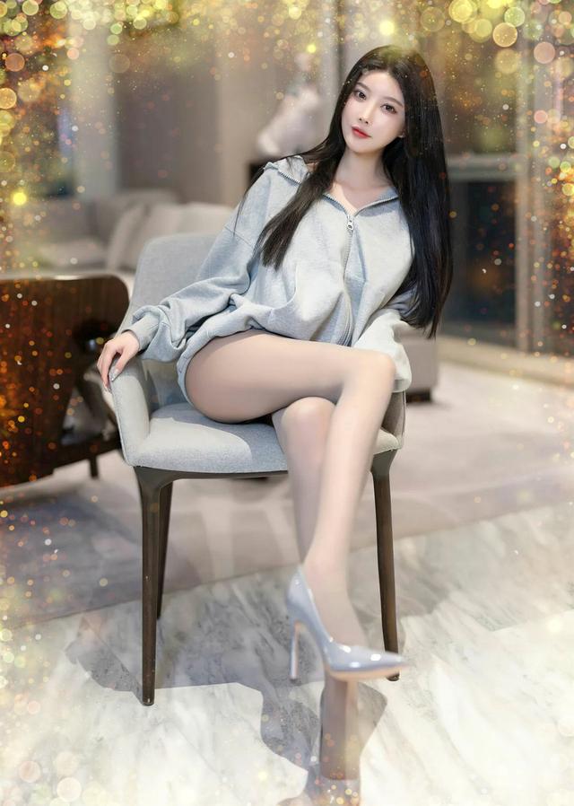 美女艺术写真图片欣赏:杨晨晨灰色卫衣搭配灰丝,完美绝伦的身段