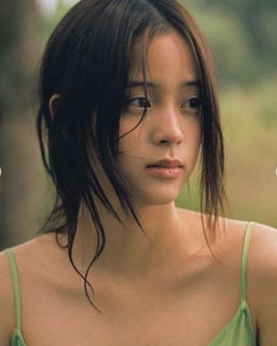 欧阳娜娜脱了!破尺度解放泳装「被拍全身照」铅笔腿全露 形状