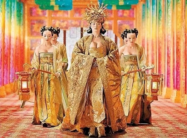 揭秘:女星的胸,捂着,到底想不想给你看?