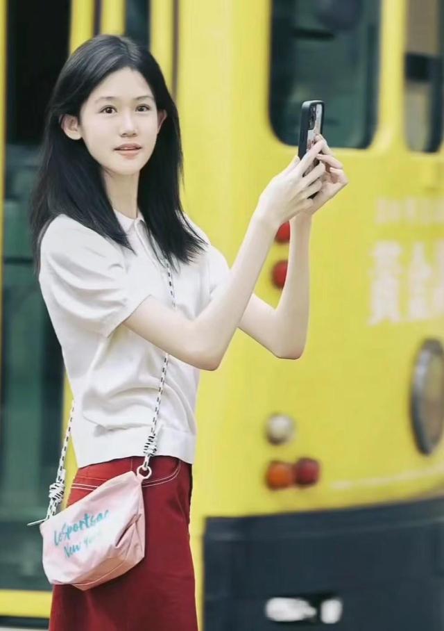 陆毅女儿贝尔近照惊艳,腿又长又细,身高直逼180cm
