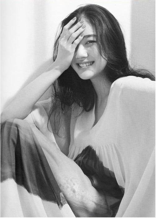 日本女星苍井优身穿黄裙靓丽妩媚!肤白貌美又纯又欲