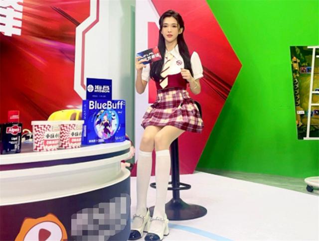 奶兔胡媛媛JK装学做菜,白袜吸睛帮学弟擦汗!网友:梦导哭晕厕所