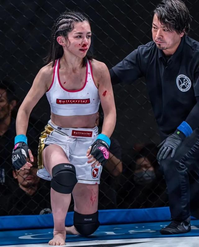 火辣举牌女郎被暴力KO!看的日本观众直呼心疼,不忍直视