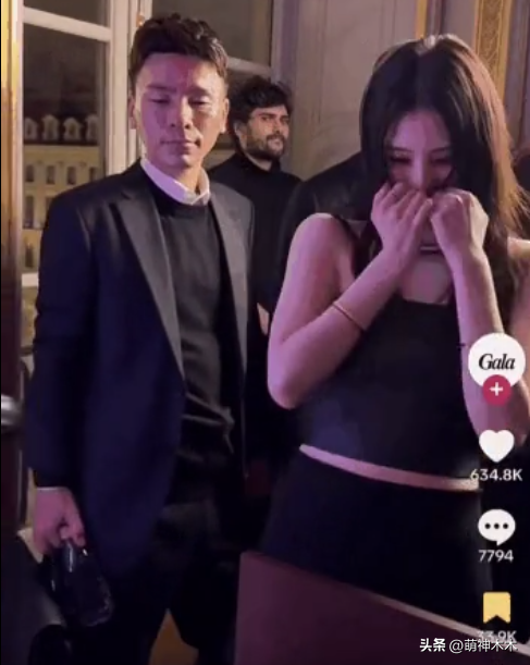 韩星韩素希当众举止异常,五官不受控表情怪异,被质疑精神不正常